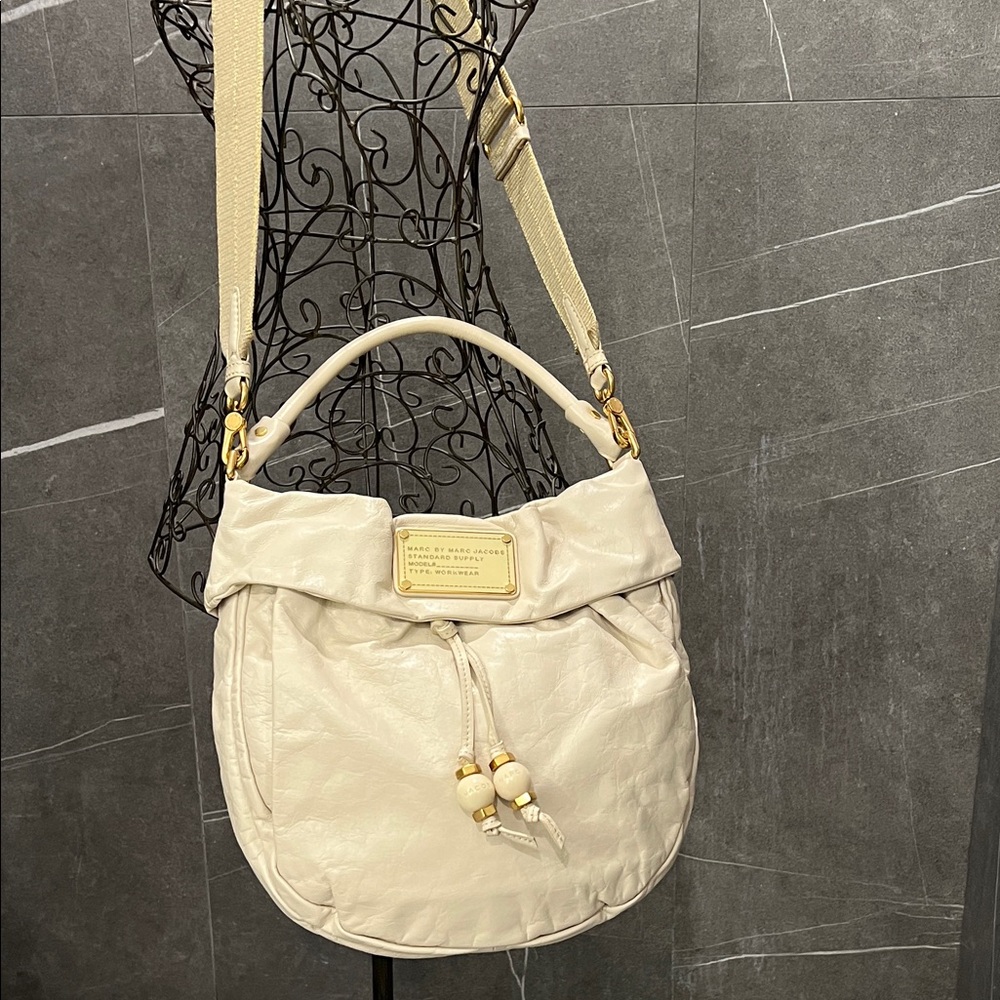 Marc Jacob’s Elegant Cream Shoulder Bag